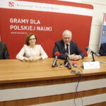 11.05.2017 Kielce. UJK. Dni Narodowego Centrum Nauki. Konferencja prasowa. Prof. dr hab Jacek Semaniak, wojewoda Agata Wojtyszek, minister Jarosław Gowin i Prof. dr hab. Janusz Janeczek. / Jarosław Kubalski / Radio Kielce
