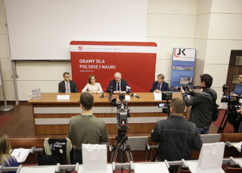 11.05.2017 Kielce. UJK. Dni Narodowego Centrum Nauki. Konferencja prasowa. Prof. dr hab Jacek Semaniak, wojewoda Agata Wojtyszek, minister Jarosław Gowin i Prof. dr hab. Janusz Janeczek. / Jarosław Kubalski / Radio Kielce