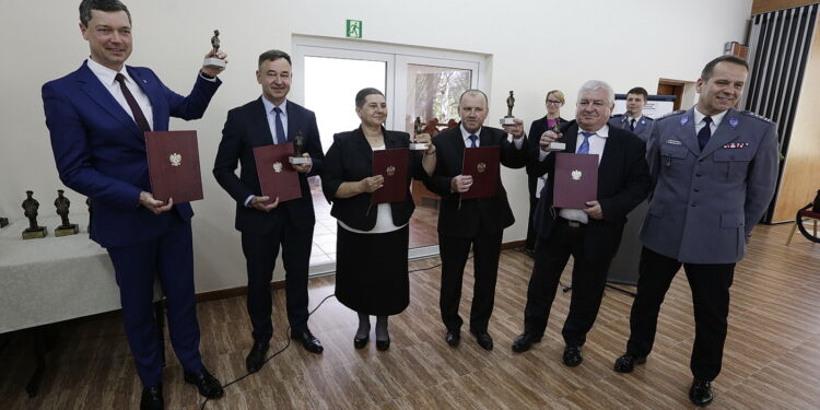 17.05.2017 Korytnica. Podsumowanie wyników Programu „Bezpieczne Świętokrzyskie” za rok 2016 oraz wręczenie nagrody „Koziołka”. I miejsce dla powiatu kieleckiego. / Jarosław Kubalski / Radio Kielce