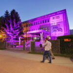 18.05.2017 Kielce. Iluminacja Radia Kielce na Światowy Dzień Nieswoistych Zapaleń Jelita. / Jarosław Kubalski / Radio Kielce