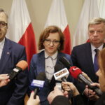 19.05.2017 Kielce. Wiceminister rodziny, pracy i polityki społecznej Stanisław Szwed wraz z parlamentarzystami podczas konferencji prasowej w ŚUW. / Jarosław Kubalski / Radio Kielce