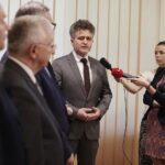 19.05.2017 Kielce. Wiceminister rodziny, pracy i polityki społecznej Stanisław Szwed wraz z parlamentarzystami podczas konferencji prasowej w ŚUW. / Jarosław Kubalski / Radio Kielce
