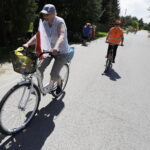 20.05.2017 Kaczyn. 12. Rodzinna Majówka Rowerowa z biskupem Marianem Florczykiem. / Jarosław Kubalski / Radio Kielce