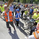 20.05.2017 Kielce. 12. Rodzinna Majówka Rowerowa z biskupem Marianem Florczykiem. / Jarosław Kubalski / Radio Kielce