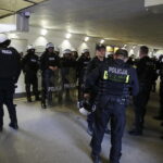 28.05.2017 Kielce. Przyjazd kibiców Legii Warszawa na mecz z Koroną. Policja. / Jarosław Kubalski / Radio Kielce