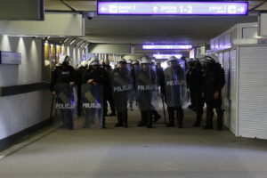 28.05.2017 Kielce. Przyjazd kibiców Legii Warszawa na mecz z Koroną. Policja. / Jarosław Kubalski / Radio Kielce