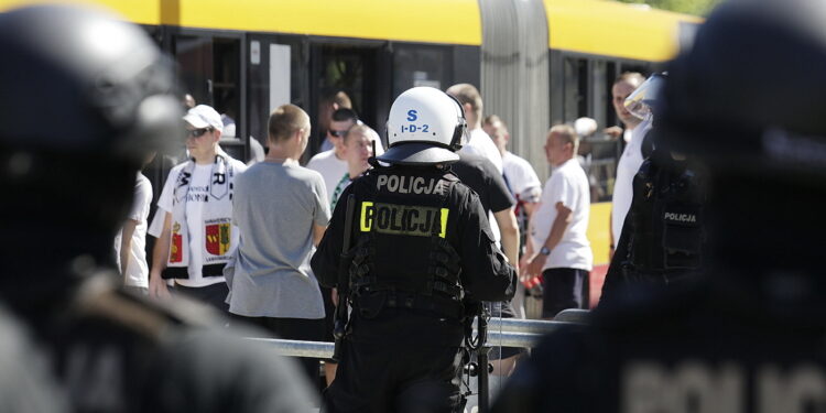 28.05.2017 Kielce. Przyjazd kibiców Legii Warszawa na mecz z Koroną. Policja. / Jarosław Kubalski / Radio Kielce