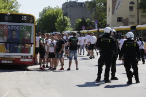 28.05.2017 Kielce. Przyjazd kibiców Legii Warszawa na mecz z Koroną. Policja. / Jarosław Kubalski / Radio Kielce