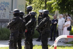 28.05.2017 Kielce. Przyjazd kibiców Legii Warszawa na mecz z Koroną. Policja. / Jarosław Kubalski / Radio Kielce