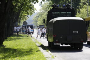 28.05.2017 Kielce. Przyjazd kibiców Legii Warszawa na mecz z Koroną. Policja. / Jarosław Kubalski / Radio Kielce