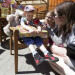 19.05.2017 Kielce. Fundacja "Dziecięca Fantazja" spełni dziś marzenie 5-letniego Kacpra. Chłopczyk  marzył o dużym stole ogrodowym z ławą, krzesłami oraz parasolem. / Jarosław Kubalski / Radio Kielce