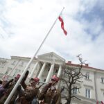 02.05.2017 Kielce. Dzień Flagi. Uroczystości na Rynku / Włodzimierz Batóg / Radio Kielce