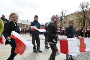 02.05.2017 Kielce. Dzień Flagi. Uroczystości na Rynku / Włodzimierz Batóg / Radio Kielce