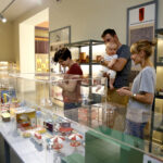 28.05.2017 Kielce. „Meble kombinowane…” w Muzeum Zabawek i Zabawy. / Marzena Mąkosa / Radio Kielce