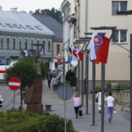 31.05.2017 Kielce. Rozwieszanie flag przed EURO U21. / Marzena Mąkosa / Radio Kielce