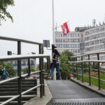 31.05.2017 Kielce. Rozwieszanie flag przed EURO U21. / Marzena Mąkosa / Radio Kielce