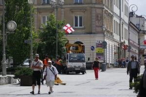 31.05.2017 Kielce. Rozwieszanie flag przed EURO U21. / Marzena Mąkosa / Radio Kielce