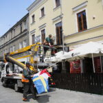 31.05.2017 Kielce. Rozwieszanie flag przed EURO U21. / Marzena Mąkosa / Radio Kielce