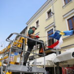 31.05.2017 Kielce. Rozwieszanie flag przed EURO U21. / Marzena Mąkosa / Radio Kielce