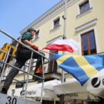 31.05.2017 Kielce. Rozwieszanie flag przed EURO U21. / Marzena Mąkosa / Radio Kielce