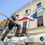 31.05.2017 Kielce. Rozwieszanie flag przed EURO U21. / Marzena Mąkosa / Radio Kielce