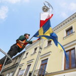 31.05.2017 Kielce. Rozwieszanie flag przed EURO U21. / Marzena Mąkosa / Radio Kielce