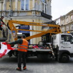 31.05.2017 Kielce. Rozwieszanie flag przed EURO U21. / Marzena Mąkosa / Radio Kielce