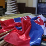 31.05.2017 Kielce. Rozwieszanie flag przed EURO U21. / Marzena Mąkosa / Radio Kielce