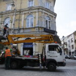 31.05.2017 Kielce. Rozwieszanie flag przed EURO U21. / Marzena Mąkosa / Radio Kielce