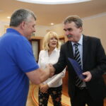 31.05.2017 Kielce. Spotkanie prezydenta Wojciecha Lubawskiego z drużyną młodzików dziecięco- młodzieżowego klubu siatkarskeigo "PLAS". / Marzena Mąkosa / Radio Kielce