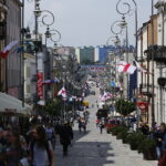 31.05.2017 Kielce. Rozwieszanie flag przed EURO U21. / Marzena Mąkosa / Radio Kielce