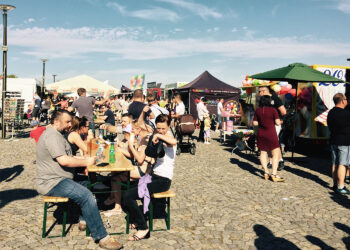 Sandomierz, bulwary nad Wisłą, food truck / Grażyna Szlęzak-Wójcik / Radio Kielce