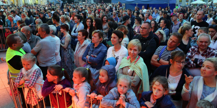 26.6.2016 Kielce. Koncert Ani Dąbrowskiej na Rynku zakończył Święto Kielc. / Wojciech Habdas / Radio Kielce