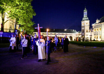 6.5.2016 Kielce. Droga Światła - uczestnicy procesji przeszli ulicami Kielc. / Wojciech Habdas / Radio Kielce