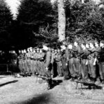 Ppor. Waldemar Szwiec „Robot” melduje por. Janowi Piwnikowi „Ponuremu” przybycie II Zgrupowania na koncentrację / BIP KG AK