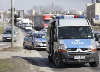 17.03.2016 Kielce. Kolizja na skrzyżowaniu Solidarności i Tysiąclecia. Policja. Korek. / Jarosław Kubalski / Radio Kielce