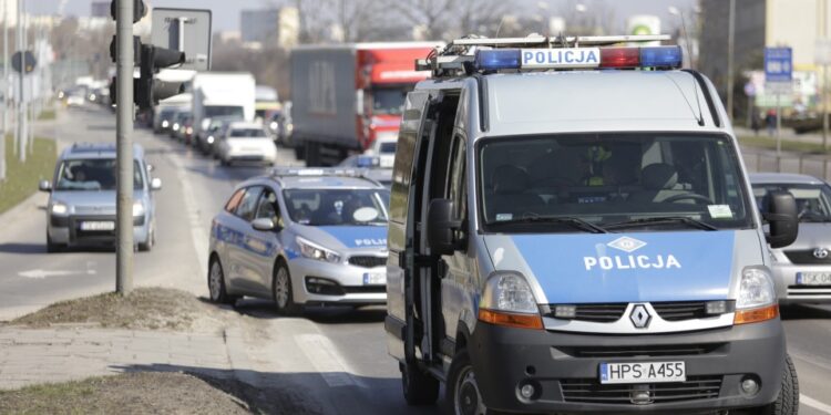 17.03.2016 Kielce. Kolizja na skrzyżowaniu Solidarności i Tysiąclecia. Policja. Korek. / Jarosław Kubalski / Radio Kielce