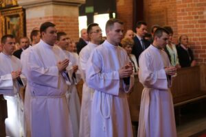 Sandomierz. Siedmiu alumnów Wyższego Seminarium Duchownego otrzymało święcenia diakonatu, biskup senior diecezji sandomierskiej Edward Frankowski, kościół świętego Jakuba / Wyższe Seminarium Duchowne w Sandomierzu