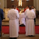 Sandomierz. Siedmiu alumnów Wyższego Seminarium Duchownego otrzymało święcenia diakonatu, biskup senior diecezji sandomierskiej Edward Frankowski, kościół świętego Jakuba / Wyższe Seminarium Duchowne w Sandomierzu