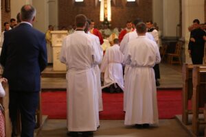 Sandomierz. Siedmiu alumnów Wyższego Seminarium Duchownego otrzymało święcenia diakonatu, biskup senior diecezji sandomierskiej Edward Frankowski, kościół świętego Jakuba / Wyższe Seminarium Duchowne w Sandomierzu