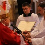 Sandomierz. Siedmiu alumnów Wyższego Seminarium Duchownego otrzymało święcenia diakonatu, biskup senior diecezji sandomierskiej Edward Frankowski, kościół świętego Jakuba / Wyższe Seminarium Duchowne w Sandomierzu