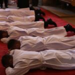 Sandomierz. Siedmiu alumnów Wyższego Seminarium Duchownego otrzymało święcenia diakonatu, biskup senior diecezji sandomierskiej Edward Frankowski, kościół świętego Jakuba / Wyższe Seminarium Duchowne w Sandomierzu