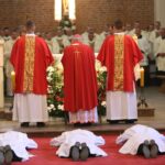 Sandomierz. Siedmiu alumnów Wyższego Seminarium Duchownego otrzymało święcenia diakonatu, biskup senior diecezji sandomierskiej Edward Frankowski, kościół świętego Jakuba / Wyższe Seminarium Duchowne w Sandomierzu