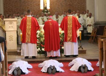 Sandomierz. Siedmiu alumnów Wyższego Seminarium Duchownego otrzymało święcenia diakonatu, biskup senior diecezji sandomierskiej Edward Frankowski, kościół świętego Jakuba / Wyższe Seminarium Duchowne w Sandomierzu