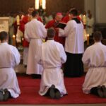 Sandomierz. Siedmiu alumnów Wyższego Seminarium Duchownego otrzymało święcenia diakonatu, biskup senior diecezji sandomierskiej Edward Frankowski, kościół świętego Jakuba / Wyższe Seminarium Duchowne w Sandomierzu