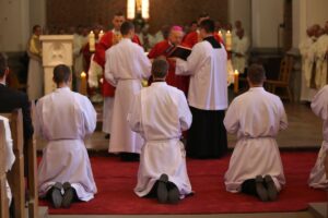 Sandomierz. Siedmiu alumnów Wyższego Seminarium Duchownego otrzymało święcenia diakonatu, biskup senior diecezji sandomierskiej Edward Frankowski, kościół świętego Jakuba / Wyższe Seminarium Duchowne w Sandomierzu