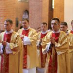 Sandomierz. Siedmiu alumnów Wyższego Seminarium Duchownego otrzymało święcenia diakonatu, biskup senior diecezji sandomierskiej Edward Frankowski, kościół świętego Jakuba / Wyższe Seminarium Duchowne w Sandomierzu