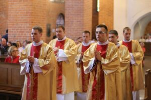 Sandomierz. Siedmiu alumnów Wyższego Seminarium Duchownego otrzymało święcenia diakonatu, biskup senior diecezji sandomierskiej Edward Frankowski, kościół świętego Jakuba / Wyższe Seminarium Duchowne w Sandomierzu