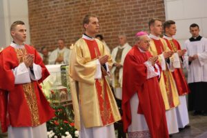 Sandomierz. Siedmiu alumnów Wyższego Seminarium Duchownego otrzymało święcenia diakonatu, biskup senior diecezji sandomierskiej Edward Frankowski, kościół świętego Jakuba / Wyższe Seminarium Duchowne w Sandomierzu