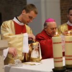 Sandomierz. Siedmiu alumnów Wyższego Seminarium Duchownego otrzymało święcenia diakonatu, biskup senior diecezji sandomierskiej Edward Frankowski, kościół świętego Jakuba / Wyższe Seminarium Duchowne w Sandomierzu